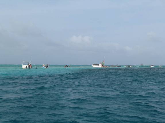 Barcos se aglomeram no local para mergulho com arraias, em San Andrés, no caribe colombiano